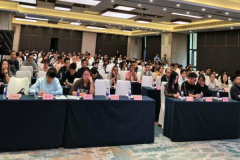 实现了“监管者”取“出产者”的同堂进修、同